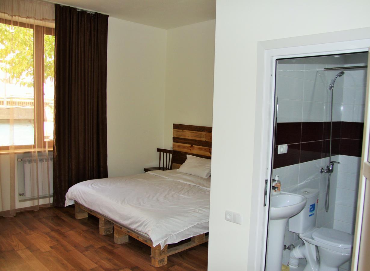 Shat Lav Hostel Erevan Esterno foto