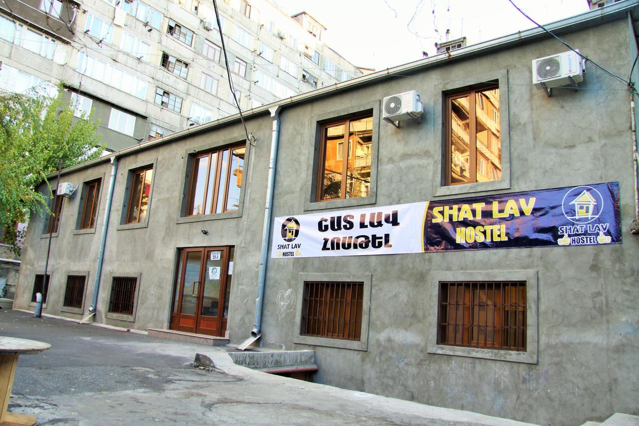 Shat Lav Hostel Erevan Esterno foto