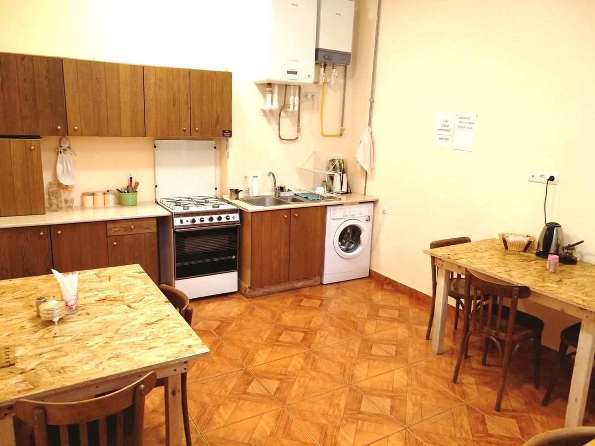 Shat Lav Hostel Erevan Esterno foto