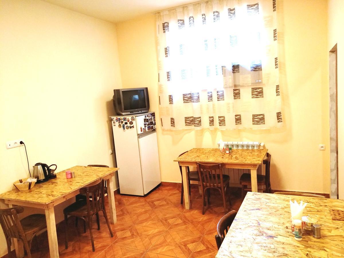 Shat Lav Hostel Erevan Esterno foto