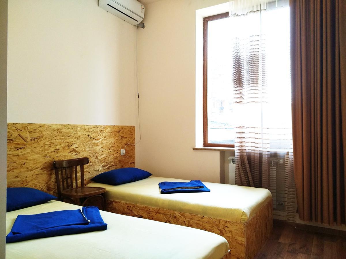 Shat Lav Hostel Erevan Esterno foto