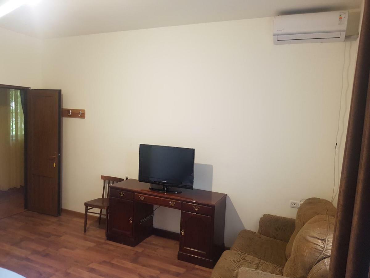 Shat Lav Hostel Erevan Esterno foto
