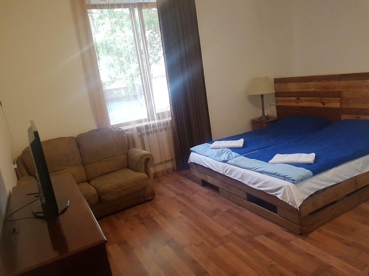 Shat Lav Hostel Erevan Esterno foto