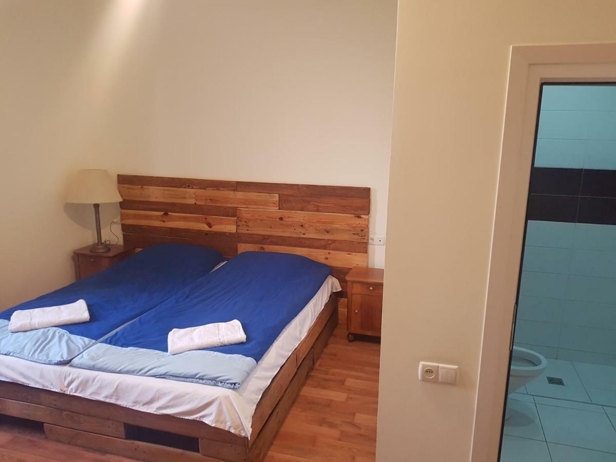 Shat Lav Hostel Erevan Esterno foto